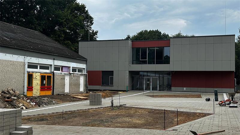 Neuer Höhepunkt an Himmelpfortens Grundschule Der Neubau ist zum Teil mit roten Platten an der Fassade verkleidet. Der Westtrakt links wird bis zu den Herbstferien die improvisierte Mensa beherbergen. Nach dem Bezug des Neubaus wird er abgerissen.