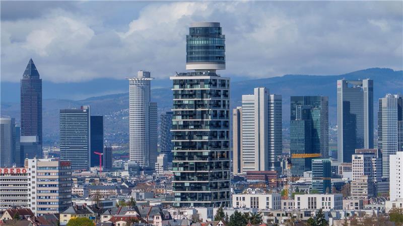 Der Neue Henninger-Turm, ein Wohnhochhaus, im Frankfurter Süden. (Archivbild)