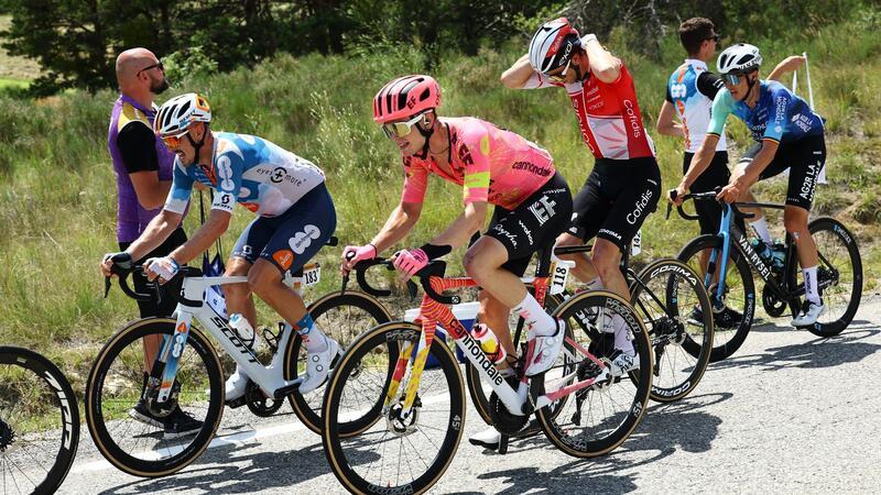 Der Niederländer Marijn van den Berg (M) vom Team EF Education-EasyPost und der Deutsche John Degenkolb vom Team DSM-Firmenich PostNL bei der Tour de France in Aktion.