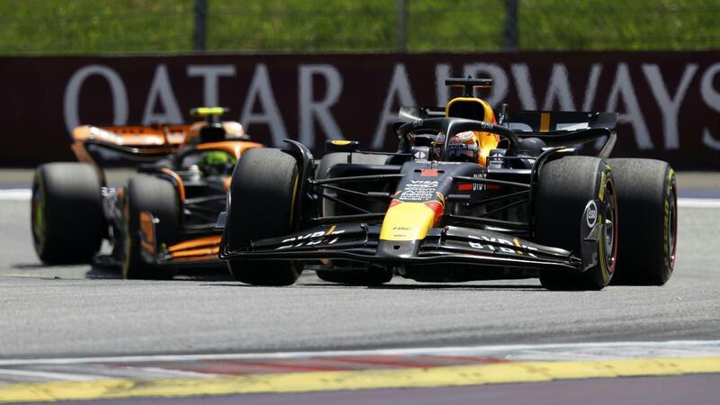 Der Niederländer Max Verstappen (r) behauptet sich gegen den Briten Lando Norris (l).