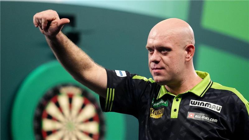 Der Niederländer Michael van Gerwen feiert seinen Sieg über den Deutschen Arno Merk.