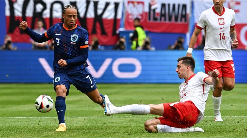 Koeman lobt Party-Retter Weghorst: „Großartige Mentalität“ Der Niederländer Xavi (l) und Polens Taras Romanczuk kämpfen um den Ball.