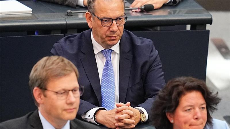 Der Niedersachse war bis Ende 2021 bereits verteidigungspolitischer Sprecher der Unionsfraktion. 