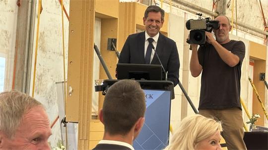 Der Niedersächsische Ministerpräsident Olaf Lies (SPD) kam am Donnerstagnachmittag zur Grundsteinlegung für mehrere Power Townhouses der Viebrockhaus AG im Altländer Viertel in Stade.