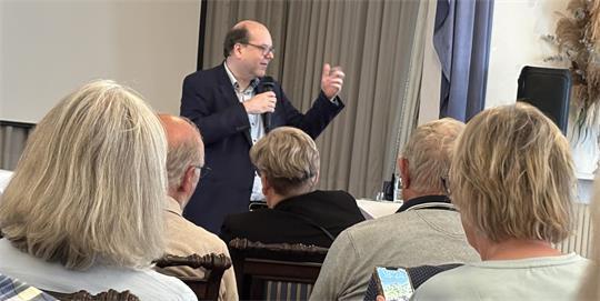 Der Niedersächsische Umweltminister Christian Meyer (Grünen) spricht im Hotel Altes Land über die Relevanz des Hochwasserschutzes.