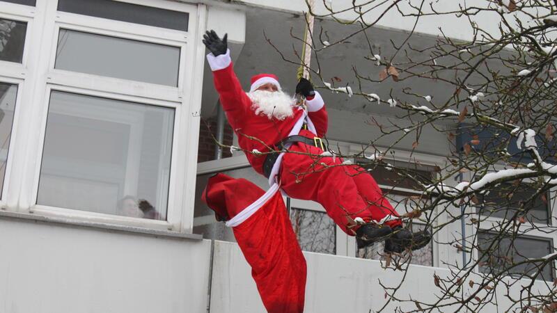 Nikolaus in luftiger Höhe lässt Kinderaugen im Elbe Klinikum erstrahlen Der Nikolaus, Rene Haase, auf dem Weg zu den Kindern.