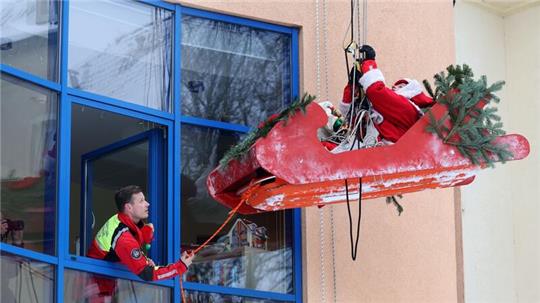 Der Nikolaus in seinem fliegenden Schlitten bringt in Rostock den jungen Patienten der Kinder- und Jugendklinik der Universitätsmedizin Geschenke.