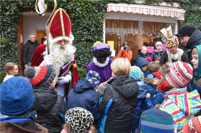 Der Nikolaus verteilt mit seinem Helfer, dem schwarzen Piet, Süßigkeiten an die Kinder. Fotos: Felsch