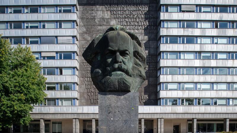 Der „Nischel“ (Kopf), wie die Chemnitzer ihre riesige Marx-Skulptur nennen, ist nur eine von vielen Sehenswürdigkeiten in der Kulturhauptstadt 2025. Der 40 Tonnen schwere, riesige Philosophenkopf aus Bronze gilt als die zweitgrößte Porträtbüste der Welt. Sie stammt vom russischen Bildhauer Lew Kerbel (1917-2003) und wurde am 9. Oktober 1971 enthüllt. (Archivbild)