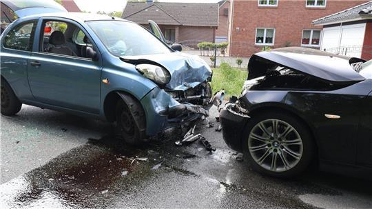 Der Nissan Micra war aus unbekannten Gründen auf die Gegenfahrbahn geraten.