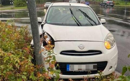 Der Nissan des 66-jährigen Moisburgers war nach dem Unfall nicht mehr fahrbereit.