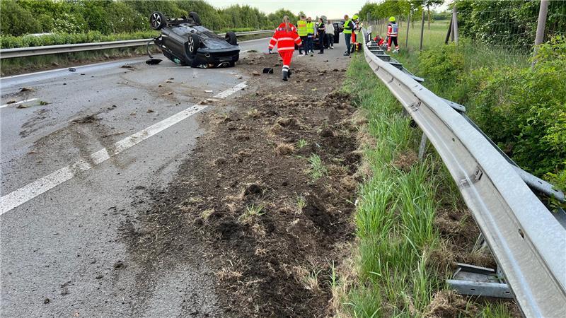 Der Nissan überschlug sich auf der A26. In dem Fahrzeug befand sich eine Mutter mit ihrem Baby.