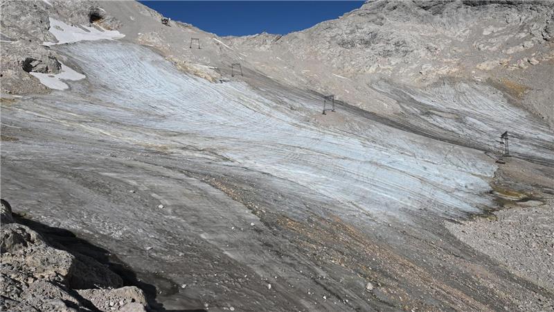 Der Nördliche Schneeferner hat so stark an Dicke verloren, dass ein Lift abgebaut werden muss. (Archivbild)