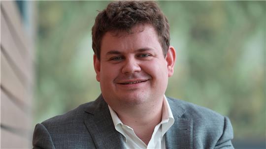 Der Norddeutsche Nicholas Turley hat ChatGPT mit groß gemacht - und legt dennoch Wert auf smartphonefreie Zeiten. 