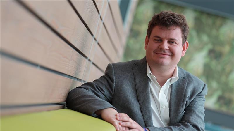 Der Norddeutsche Nicholas Turley hat ChatGPT mit groß gemacht - und dennoch findet er, dass Kinder in den Schulen weiterhin Fremdsprachen lernen sollten.