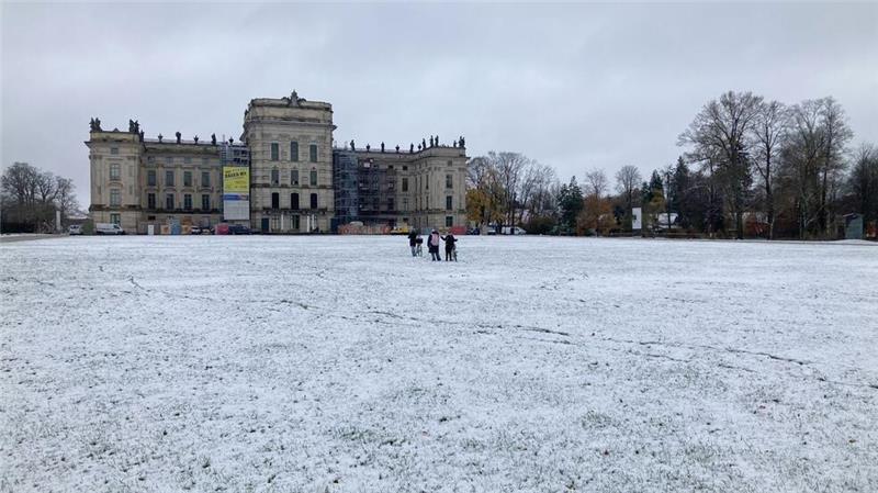 Erst stürmisch, dann kalt Der Norden Deutschlands wie hier das Schloss Ludwigslust in Mecklenburg-Vorpommern bekam vielerorts schon Schnee ab.
