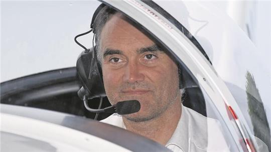 Der Nordenhamer Pilot Tim Lewerenz im Cockpit einer Maschine.