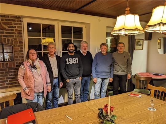 Der Nordkehdinger SPD-Vorstand und ein Teil der Beisitzer: Erika Czerny-Gewalt (Oederquart), Jonny Röndigs (Wischhafen), Gajana Shanmegansthan (Freiburg), Rolf Stahl (Wischhafen), Jörg Petersen (Freiburg) und Frank Husmann (Freiburg). Es fe