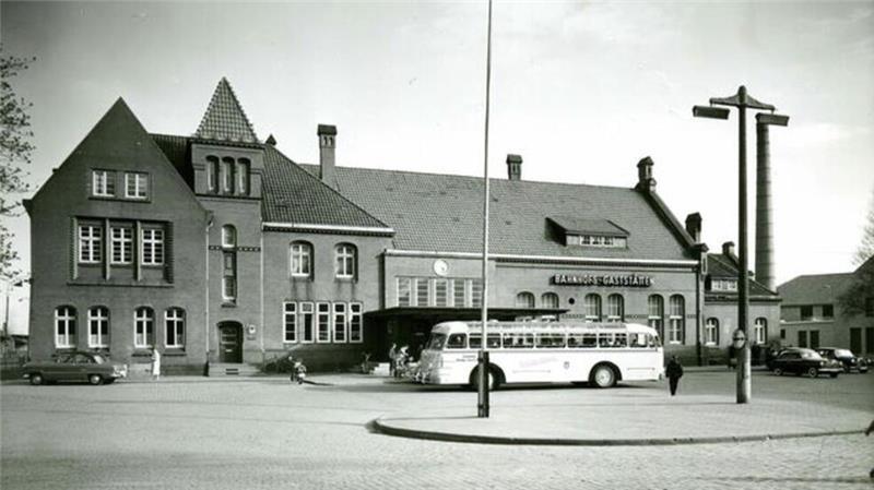 So fuhr es sich im ersten motorisierten Linienbus vor 100 Jahren Der "Nordsee-Express" der Cuxhavener Omnibus-Gesellschaft hält vor dem Cuxhavener Bahnhofsgebäude. Das Foto wurde im Jahr 1957 aufgenommen.
