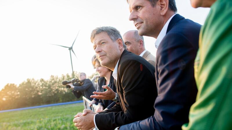 Der Nordwesten sei eine „energiestarke Region“, sagte Vizekanzler Habeck bei seinem Besuch in Emden. 