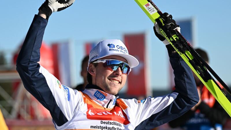 Der Norweger Jarl Magnus Riiber freut sich in Otepää über den Sieg.
