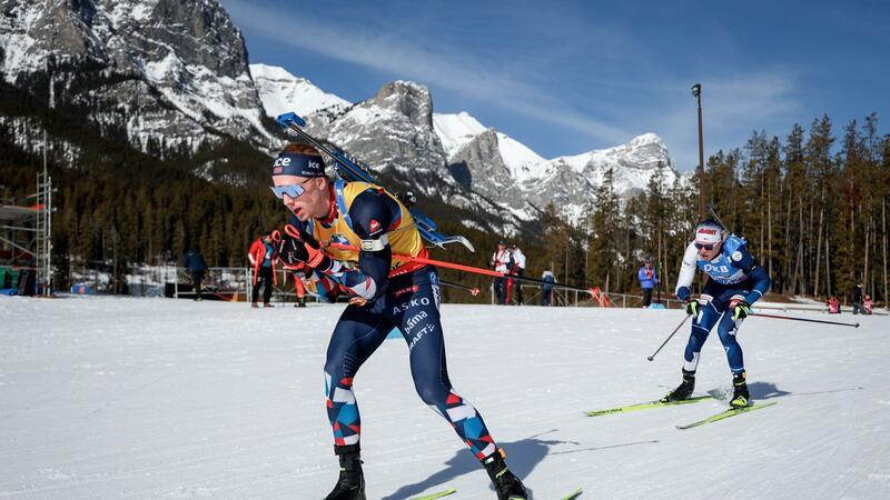 Biathlet Bö feiert 75. Weltcupsieg und holt Gesamtweltcup Der Norweger Johannes Thingnes Bö (l) sicherte sich das Gelbe Trikot.