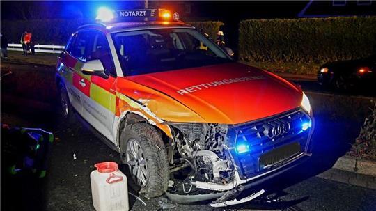 Der Notarzt kam mit einem Schrecken davon, sein Fahrzeug war nicht mehr fahrtüchtig.