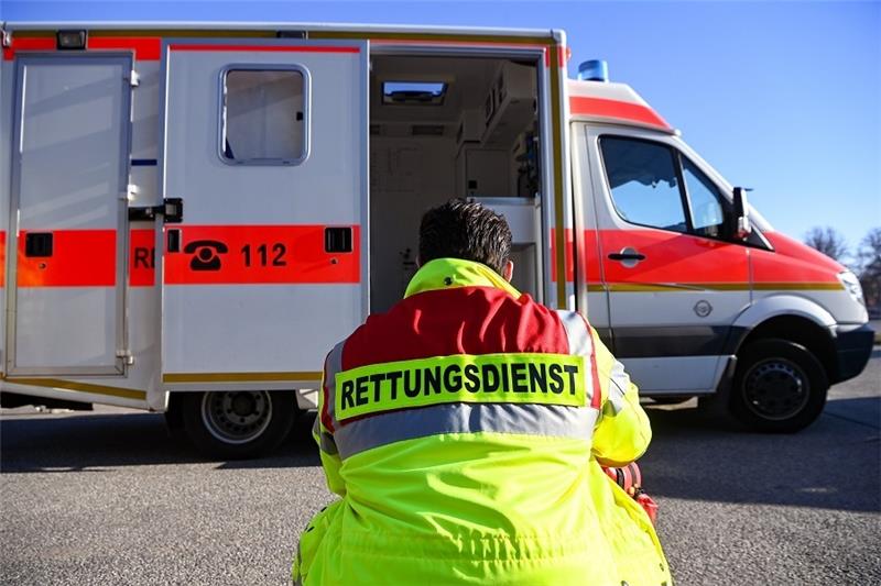 50 Jahre Notruf: Wann die 112 wählen – und wann nicht? Der Notruf 112 ist nicht in jeder Situation die richtige Wahl. Sind möglicherweise Leben in Gefahr, sollte man aber keine Scheu haben, einen Notruf abzusetzen. Foto: Jens Kalaene/dpa-Zentralbild/dpa-tmn