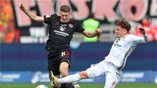 Der Nürnberger Florian Flick (links) kämpft mit Philipp Treu von St. Pauli um den Ball.