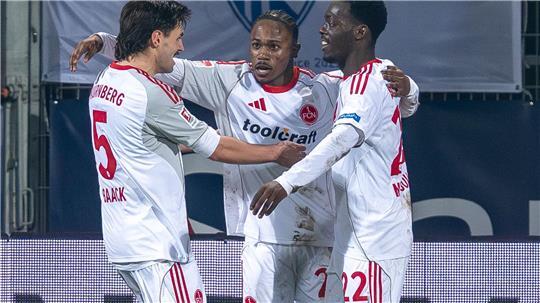 Der Nürnberger Mohamed Alì Zoma (Mitte) bejubelt mit den Vorlagengebern Tom Baack (links) und Rabby Nzingoula seinen Treffer zur 1:0-Führung.