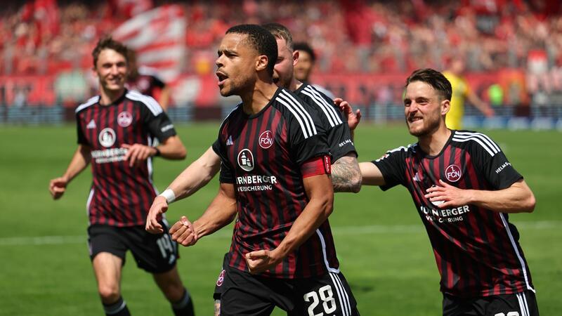 Nürnberg befreit sich von Sorgen: Ligaverbleib perfekt Der Nürnberger Torschütze zum 2:0, Jan Gyamerah (M.), lässt sich feiern.