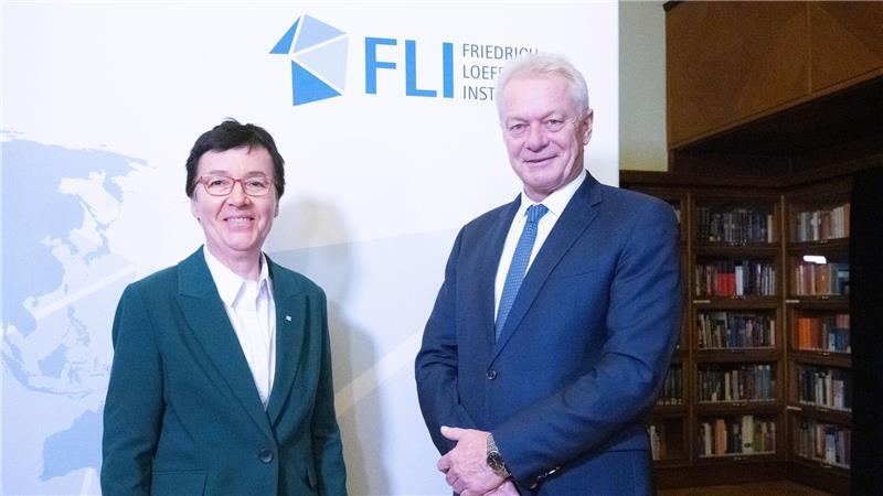 Der Nutzen möglicher Impfungen von Geflügel gegen die Geflügelpest wir unter anderem am Friedrich-Loeffler-Institut (FLI) untersucht. Bundeslandwirtschaftsminister Alois Rainer (CSU) weist auch auf mögliche Probleme hin.