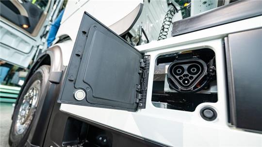 Der Nutzfahrzeughersteller Daimler Truck hat mit dem eActros 600 eine erste Serienversion eines batterieelektrischen Fernverkehrs-Lkw im Programm.