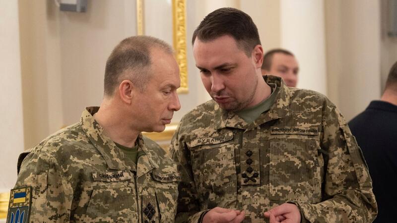 Kiews Militärgeheimdienst hofft weiter auf deutschen Taurus Der Oberbefehlshaber der ukrainischen Streitkräfte Olexander Syrskyj (l) und der Kommandeur des ukrainischen Militärgeheimdienstes HUR Kyrylo Budanow unterhalten sich während einer Verleihungszeremonie in Kiew.