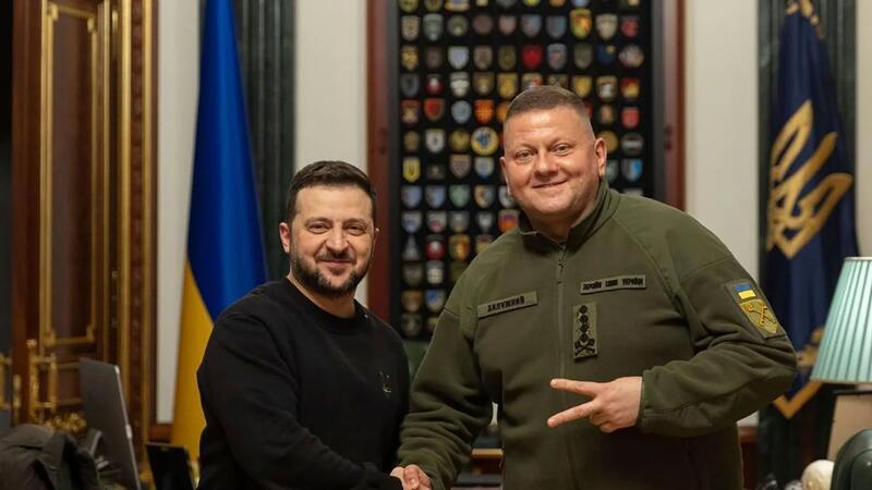 Krieg gegen die Ukraine: So ist die Lage Der Oberbefehlshaber der ukrainischen Streitkräfte, Walerij Saluschnyj (r), ist von seinem Posten entbunden worden.