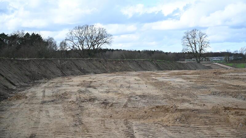 Der Oberboden wird aufgeschichtet und vom Sandboden getrennt.