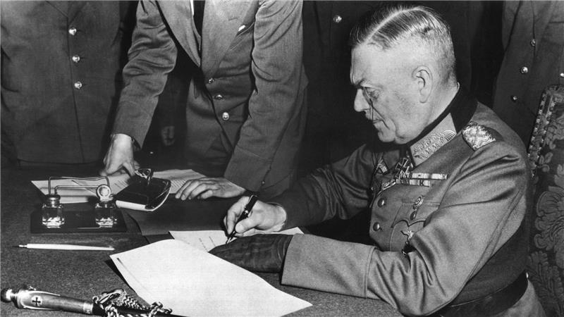 Der Oberkommandierende der Wehrmacht unterschreibt die Kapitulationserklärung kurz nach Mitternacht am 9. Mai 1945. Sie gilt rückwirkend ab 8. Mai. (Archivbild)