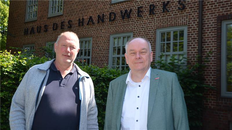 Der Obermeister der Bauhandwerksinnung, Olaf Guthahn (li.), mit dem Hauptgeschäftsführer der Bauhandwerksinnung, Detlef Böckmann.