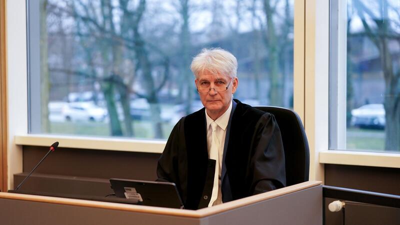Der Oberstaatsanwalt Axel Bieler sitzt im Sitzungssaal im Landgericht Lübeck.
