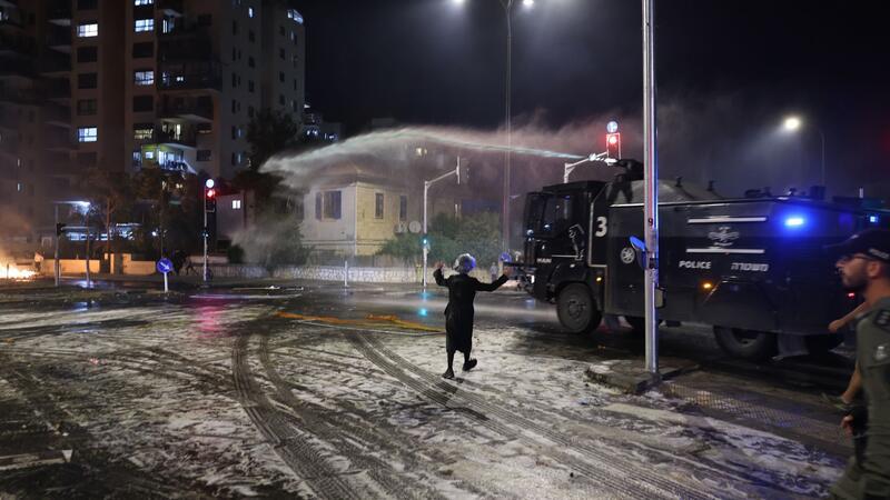 Tausende ultraorthodoxe Juden protestieren gegen Wehrpflicht Der Oberste Gerichtshof Israels hat die Regierung angewiesen, ultraorthodoxe Männer in die Armee einzuberufen.