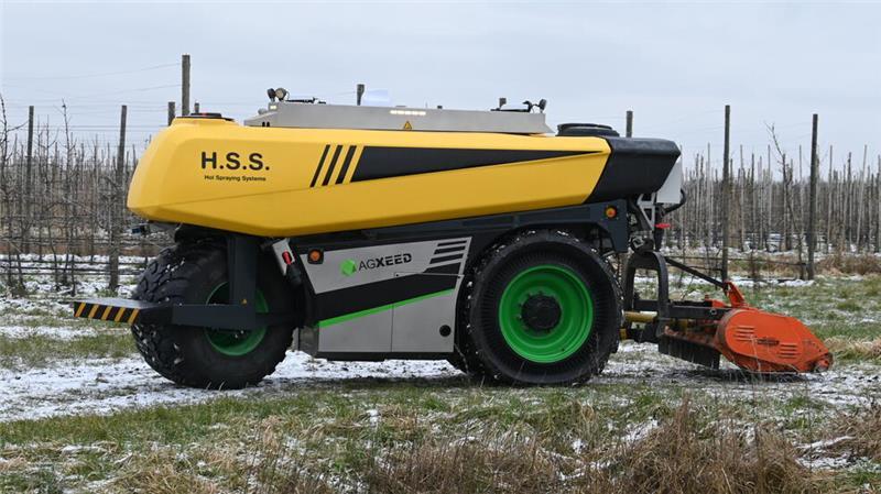 Premiere: Agrar-Roboter fährt durch Obstplantage im Alten Land Der Obst-Roboter verfügt über einen eingebauten Tank für Pflanzenschutzmittel und Wasser.