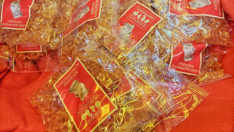 Mehr als nur Äpfel: Das bieten Hofläden im Alten Land Der Obsthof Schuback stellt eigene Gummibärchen her.