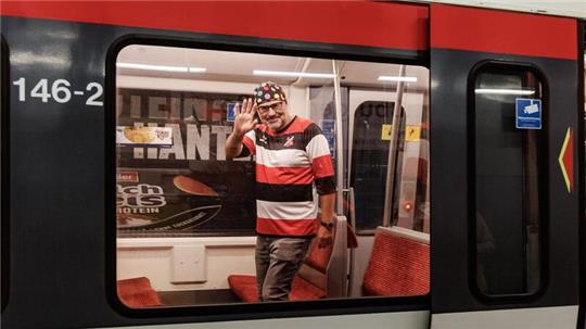 Der Österreicher Andreas Dick möchte er das gesamte U-Bahn-Netz mit seinen vier U-Bahn-Linien und insgesamt 93 Haltestellen der Hamburger Hochbahn in der kürzestmöglichen Zeit befahren.