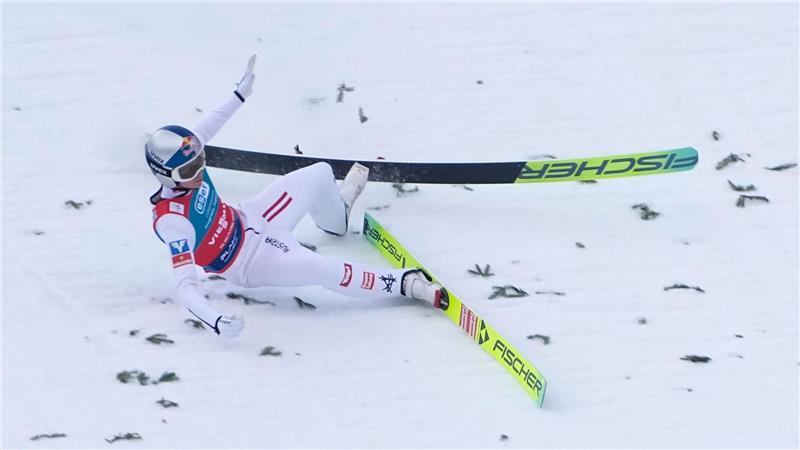 Der Österreicher Stephan Embacher stürzte nach seinem Sprung auf 240 Meter.