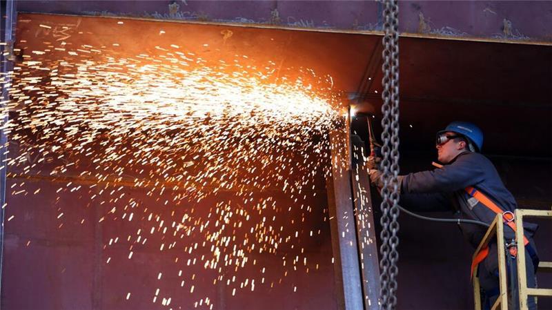IHK Elbe-Weser: Viele neue Jobs - aber alte Sorgen bei den Betrieben Der Offshore-Bereich boomt. Hier wird an einer Konverterplattform gearbeitet (Symbolbild).