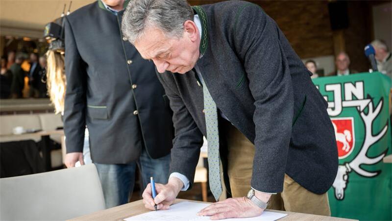 Der Ohrenser Helmut Dammann-Tamke, Präsident der Deutsches Jägerverbandes (DJV), vor einem Jahr bei der Unterzeichnung der ersten „Auricher Erklärung“.