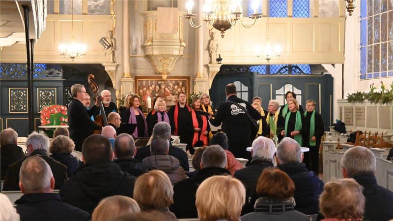 Samtgemeinde Lühe: Bürgermeister Timo Gerke tritt wieder an Der Old Country Gospel Chor trat beim Neujahrsempfang in St. Bartholomäus in Mittelnkirchen auf.