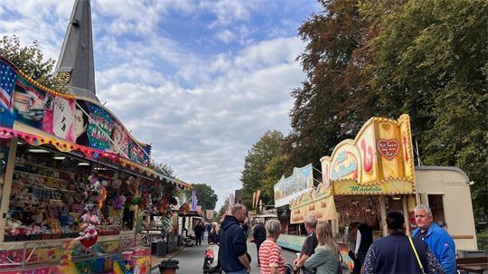 Der Oldendorfer Herbstmarkt im Schatten der Kirche - für nur einen Tag wird die Hauptstraße zur Marktmeile.