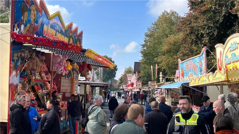 Oldendorfer Herbstmarkt eröffnet: Drei Männer bewegen 30 Tonnen Der Oldendorfer Herbstmarkt ist eröffnet.