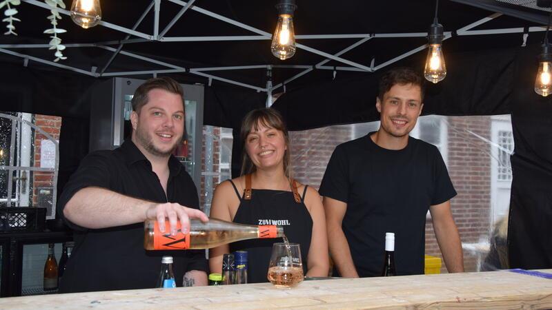 Weinfest in Buxtehude: Hier feiern Tausende Menschen zu Rock’n’Roll